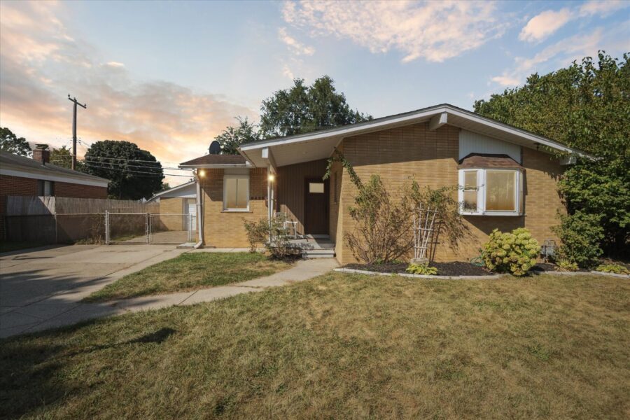 8425-Wormer-Ave-Dearborn-Heights-MI-48127-Leslie_E_Martin_Real_Estate-1