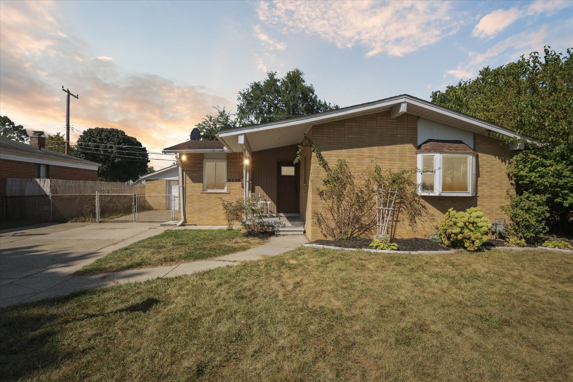 8425-Wormer-Ave-Dearborn-Heights-MI-48127-Leslie_E_Martin_Real_Estate-1