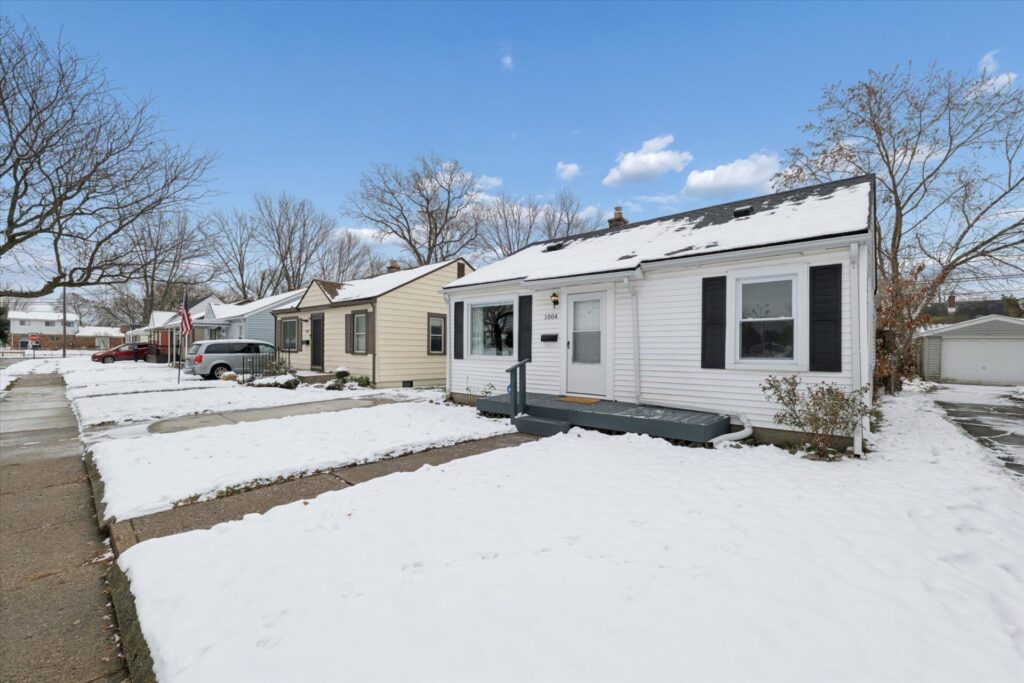 Front of House 2 -1004 E Otis Ave Hazel Park, MI 48030-Leslie E. Martin