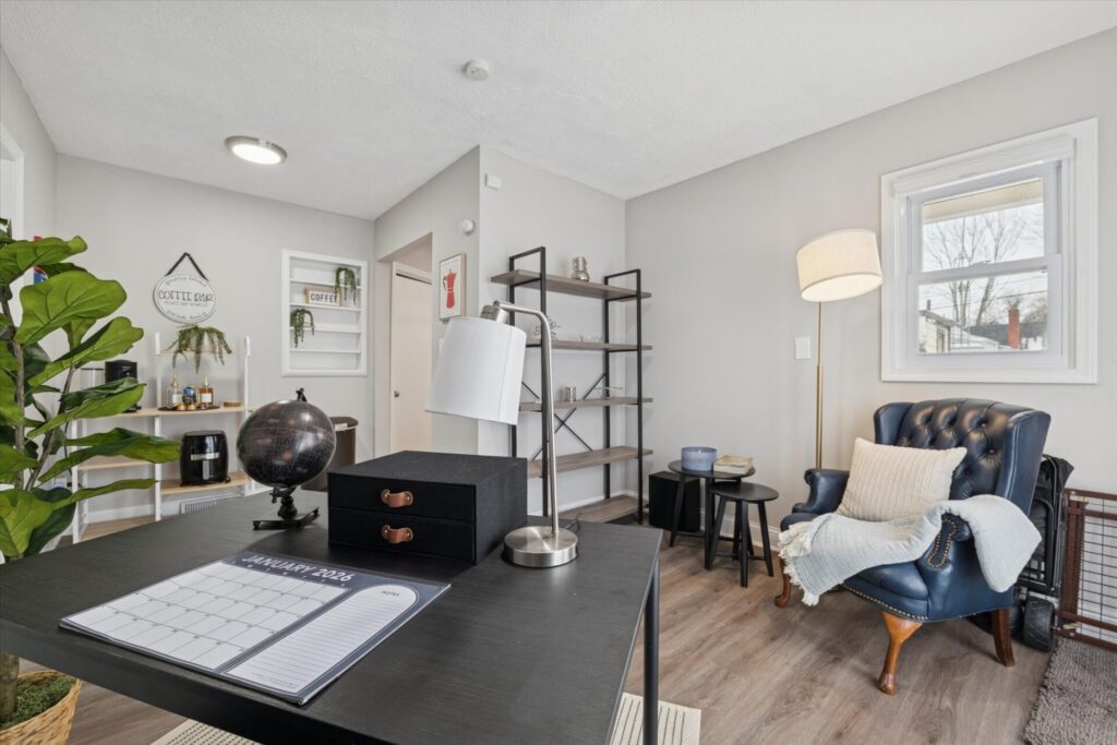 Bonus Room 1 -1004 E Otis Ave Hazel Park, MI 48030-Leslie E. Martin