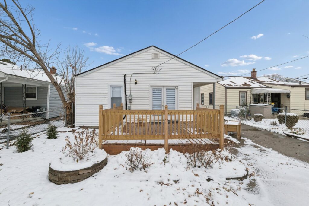 Full-Deck-1004 E Otis Ave Hazel Park, MI 48030-Leslie E. Martin