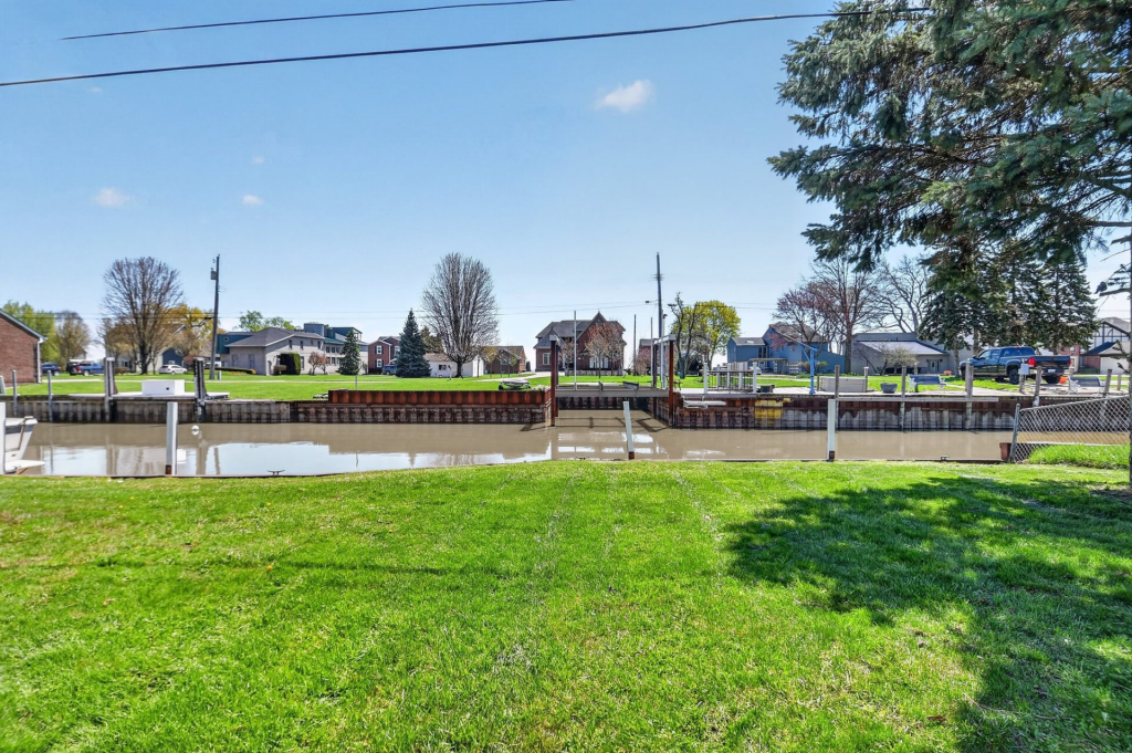 Canal - 47816 Jefferson Ave - Chesterfield Township