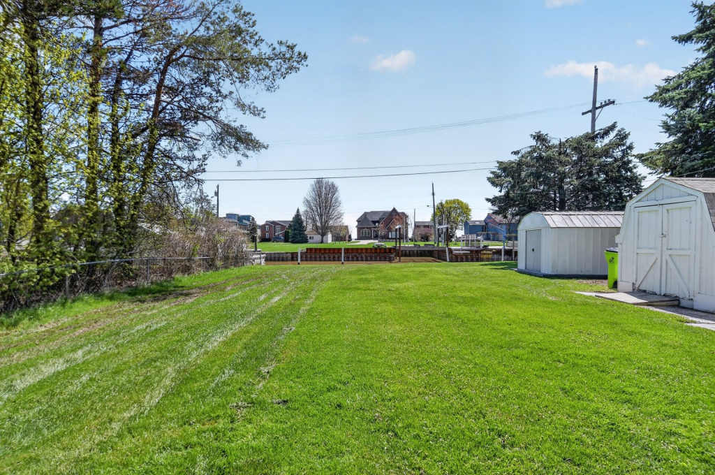 Backyard - 47816 Jefferson Ave - Chesterfield Township