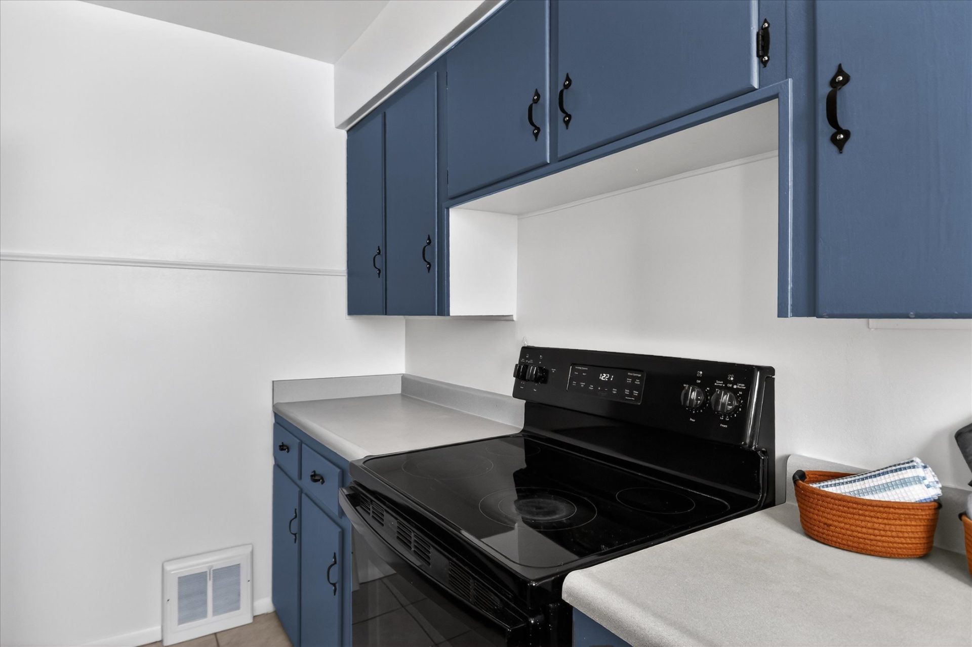 Kitchen 5-47816-Jefferson-Ave-Chesterfield Township, MI 48047-Leslie E Martin Realtor®