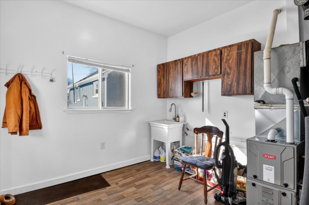 Laundry Room 1-47816-Jefferson-Ave-Chesterfield Township, MI 48047-Leslie E Martin Realtor®