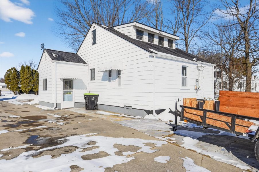 Side Patio-47816-Jefferson-Ave-Chesterfield Township, MI 48047-Leslie E Martin Realtor®