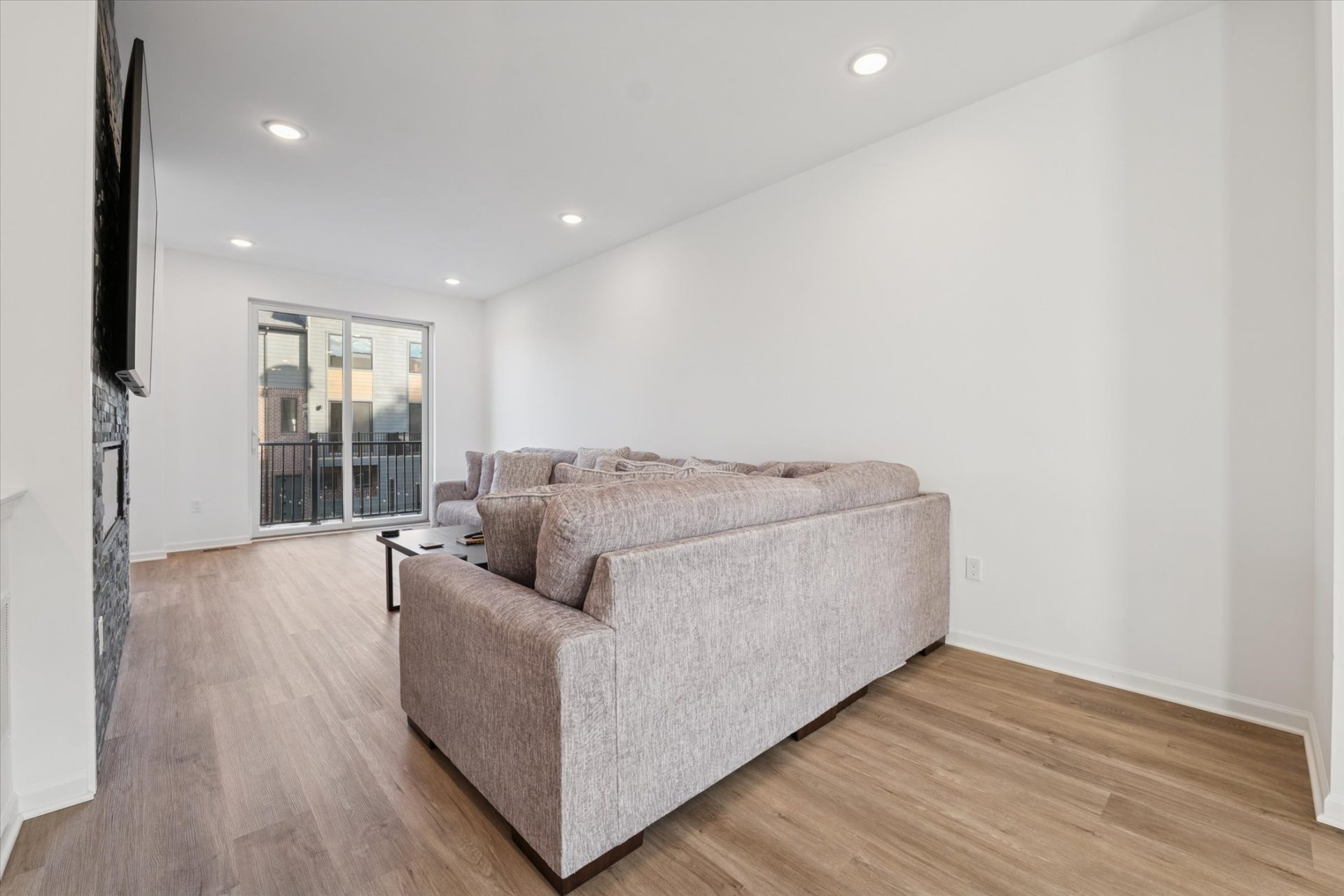 11-3622-Trumbull-Leslie E Martin Realtor®-09