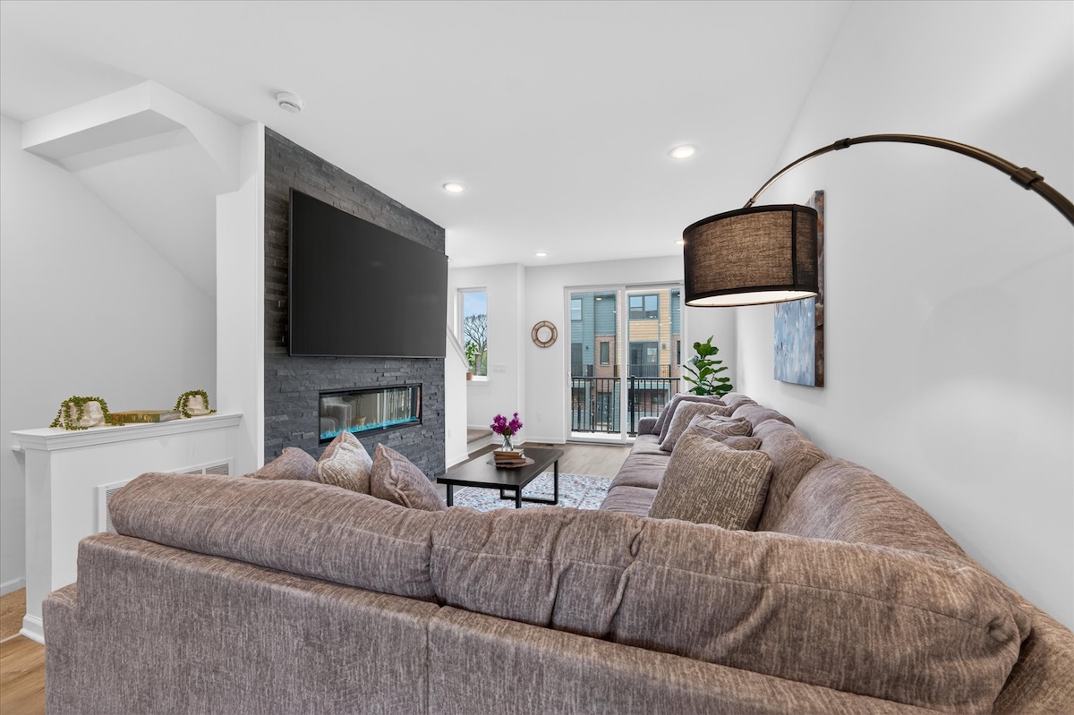 Living-Room-c-3622-Trumbull-Detroit-Leslie E Martin Realtor®