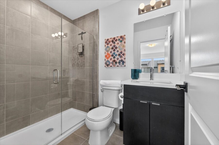 Bathroom 2b-3622-Trumbull-Detroit-Leslie E Martin Realtor®