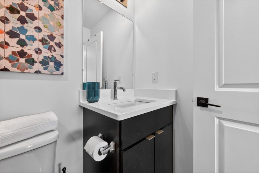 Bathroom 2a-3622-Trumbull-Detroit-Leslie E Martin Realtor®