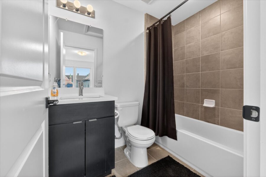 Bathroom1b-3622-Trumbull-Detroit-Leslie E Martin Realtor®