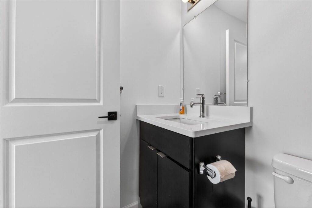 Bathroom1a-3622-Trumbull-Detroit-Leslie E Martin Realtor®