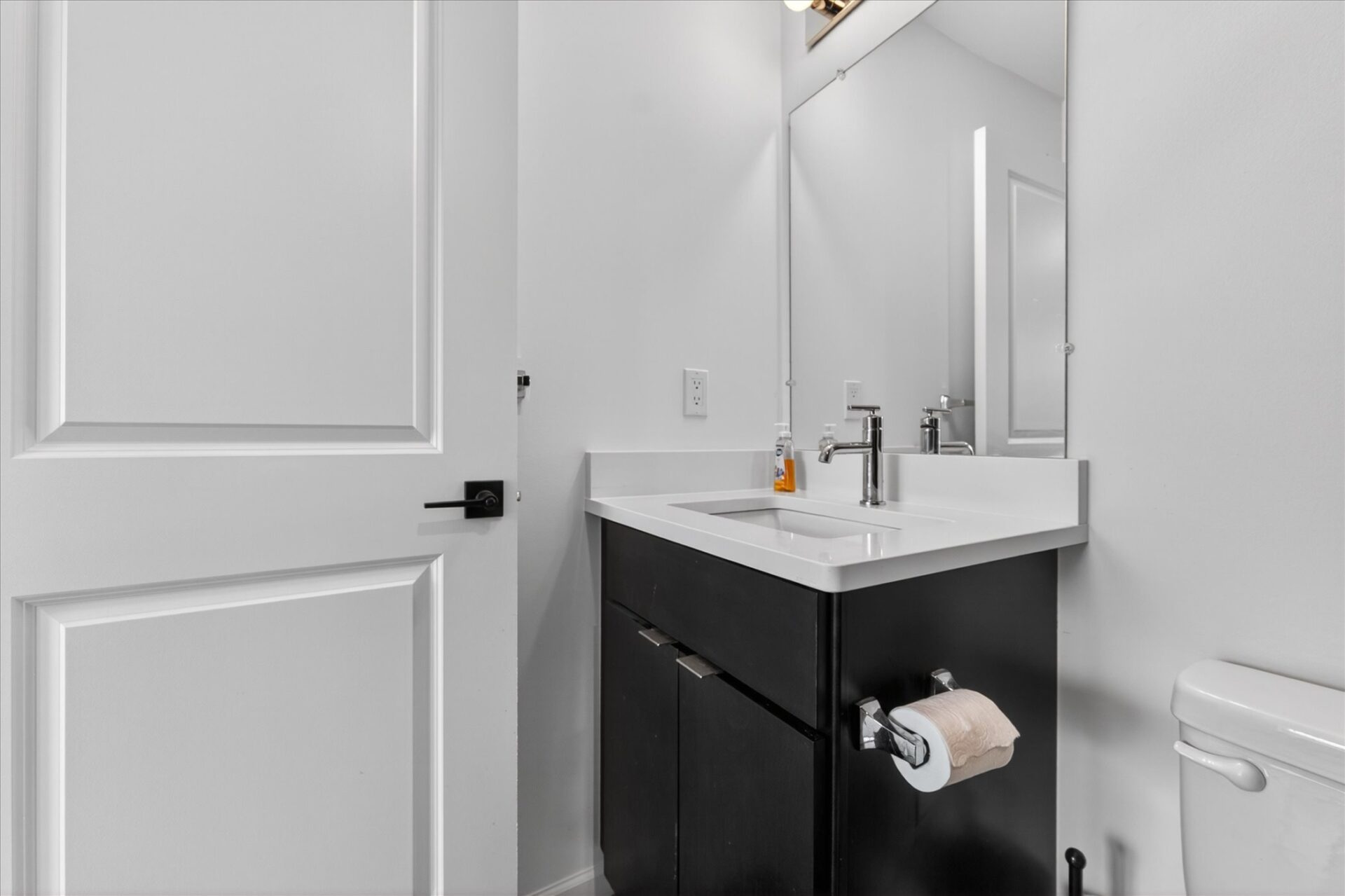 Bathroom1a-3622-Trumbull-Detroit-Leslie E Martin Realtor®